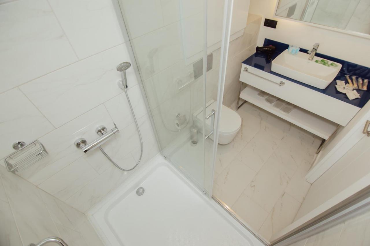 V. Orbi City Apartment Батуми Екстериор снимка